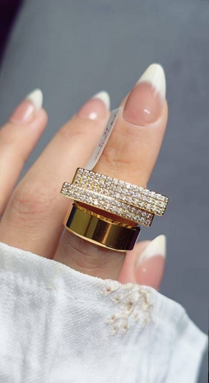 قطعتك المميزة وصلت\! 👑✨ خاتم استالس عالي الجودة، بيجمع بين فخامة اللمعان الذهبي وأناقة فصوص محبس ودبله مقاسات من 17.18.19.20