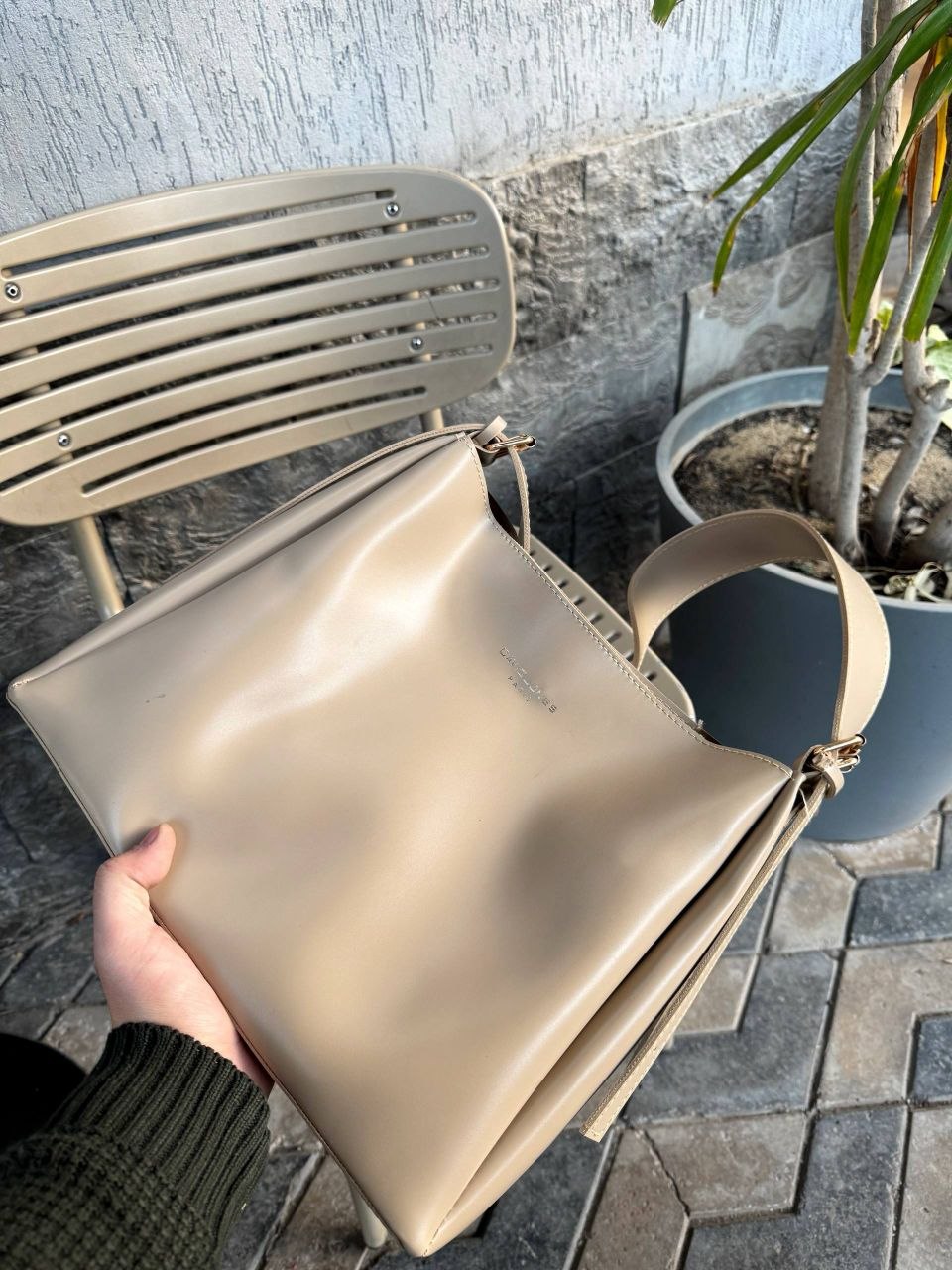 👜\. تصميمها الأنيق والوانها الهادية مثالية لكل يوم، ومصنوعة من خامات جلد عالية الجودة