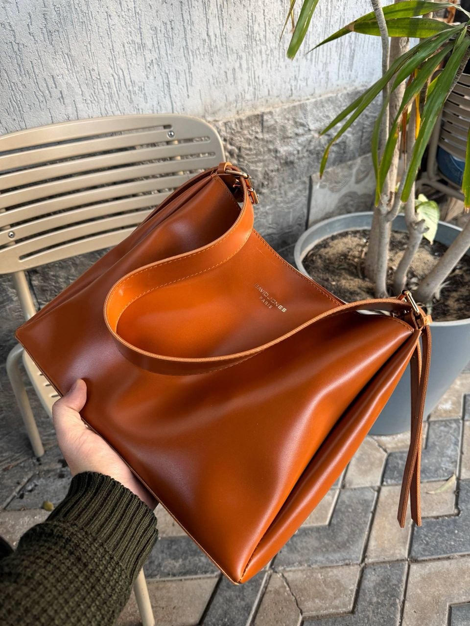 👜\. تصميمها الأنيق والوانها الهادية مثالية لكل يوم، ومصنوعة من خامات جلد عالية الجودة - التفاصيل