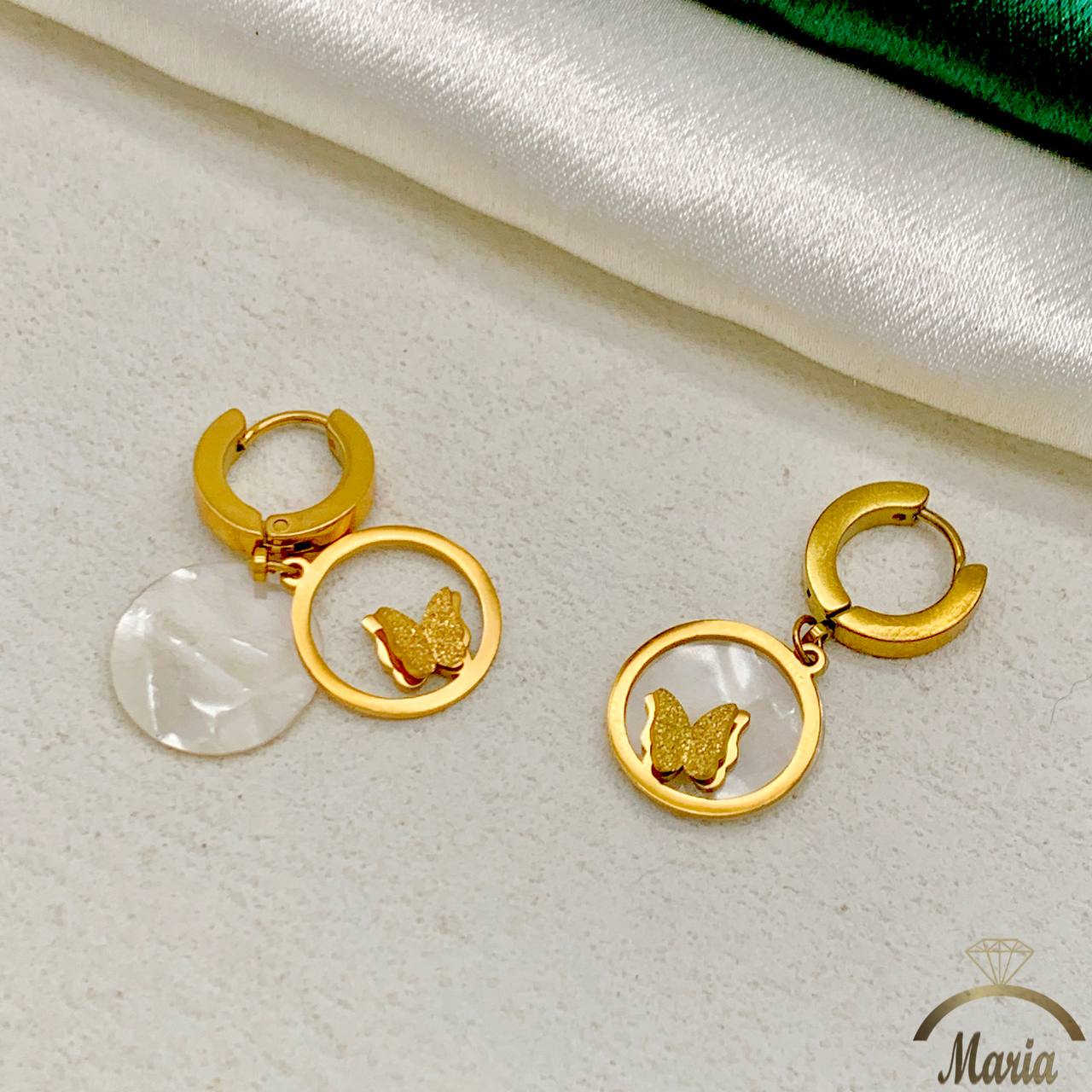 شوفي التحفة دي! ✨ استانلس بيور أصلي مش بيغير لون، بلونها الذهبي اللي يخطف القلب وتفصيلة الفراشة الخطيرة. لازم تكون عندك! 👑 - التفاصيل