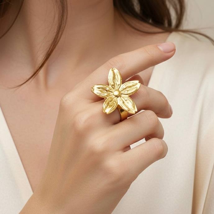 شوفي التحفة دي! خاتم الوردة الجولد ده نار 🔥، استانلس بيور أصلي مش بيغير لون، وشياكته خطيرة. هتخليكي مميزة في أي مكان، الحقيه بسرعة! 🏃‍♀️
